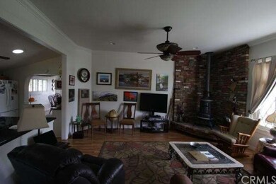 Living room with 10 foot ceilings, crown moulding,