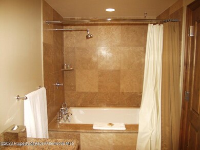 44CBathroomShower_Tub