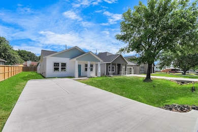 10917 San Jacinto Dr, La Porte, TX 77571 - photo 2