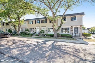 28306 Universal Dr, Warren, MI 48092 - photo 2