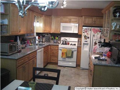 25 Croft Ct, Staten Island, NY 10306 - photo 2