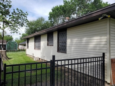 10914 Aldis St, Houston, TX 77075 - photo 4