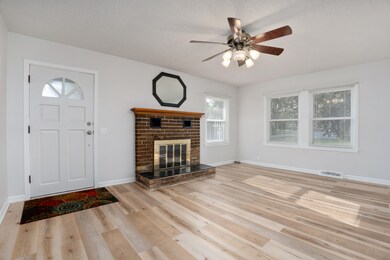813 E Walnut St-7