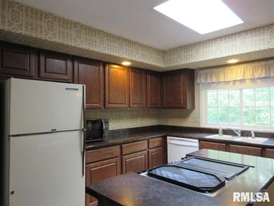 5936 W Ridgecrest Cir, Peoria, IL 61615 - photo 6