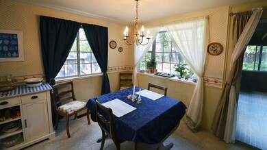 Dining area bay window