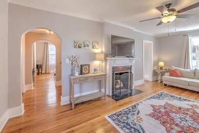 Livingroom w/gas fireplace