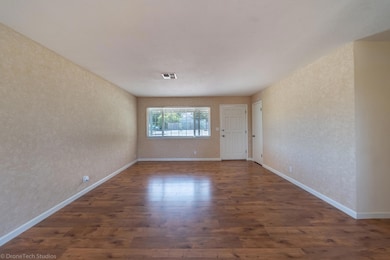 Living room w/closet