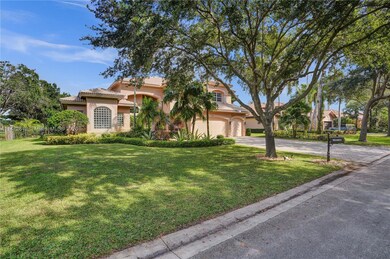 10461 N Lake Vista Cir, Davie, FL 33328 - photo 2