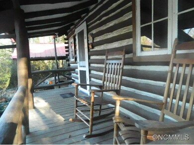 546 Waddell Dr, Hendersonville, NC 28792 - photo 4