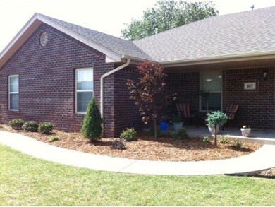 107 Elmwood Cir, Elk City, OK 73644 - photo 2