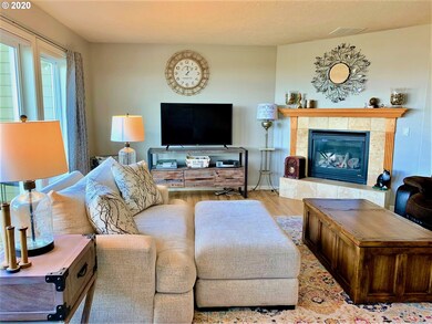 906 SW 7th St, Newport, OR 97365 - photo 2