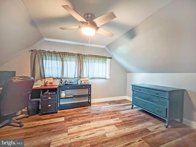 19 Cobalt Ridge Dr N, Levittown, PA 19057 - photo 4