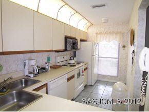 Kitchen & breakfast bar