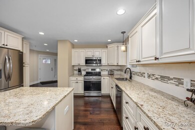 Kitchen w/granite