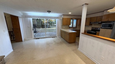 2032 W Laurel St, Freeport, IL 61032 - photo 7