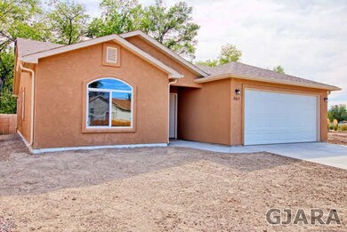 Large Windows throughout lets in lots of natural l