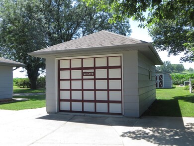 Detached 1 car garage