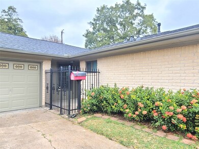 10507 Kirklane Dr, Houston, TX 77089 - photo 2