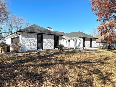 304 S Silver Top Ln, Raymore, MO 64083 - photo 2