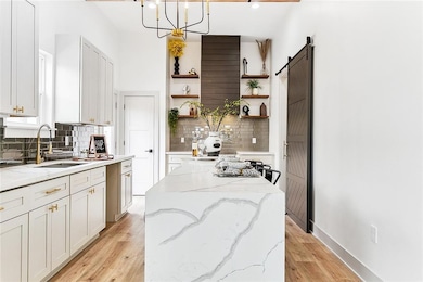 Kitchen equipped with shaker cabinets and quartz c