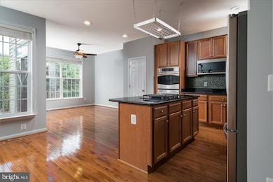 2361 Battery Hill Cir, Woodbridge, VA 22191 - photo 4