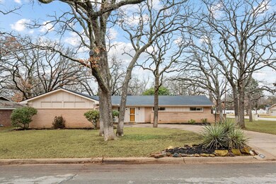 520 W Pleasantview Dr, Hurst, TX 76054 - photo 4