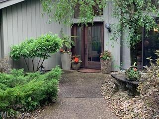 Welcoming entrance to 471-10 Antler Pt