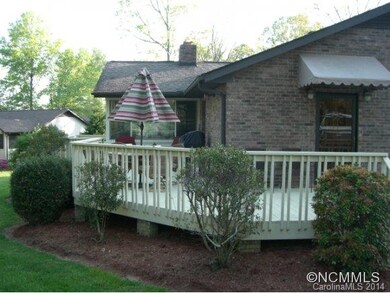 Lg deck w/easy kitchen access