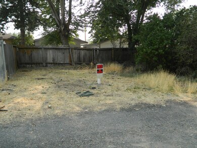 2418 Vine Ave, Klamath Falls, OR 97601 - photo 3