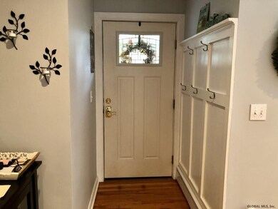 829 Whitney Dr, Schenectady, NY 12309 - photo 3