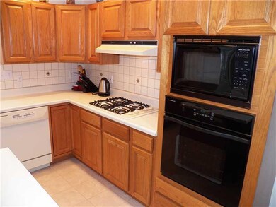Kitchen. Built-in JENN AIR oven & microwave with g
