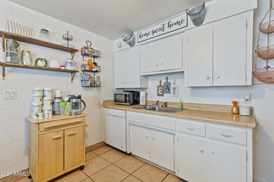 2112 E Lemon St-12