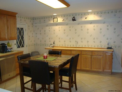 1249 Sandra Ln, Schenectady, NY 12309 - photo 5