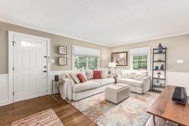 B LIVING ROOM