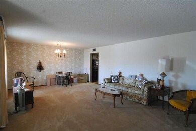 LIVING ROOM / DINING