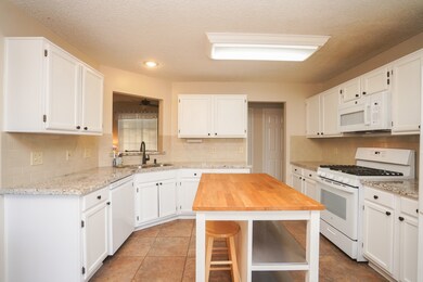 7811 Hidden Oaks Ln, Houston, TX 77095 - photo 4