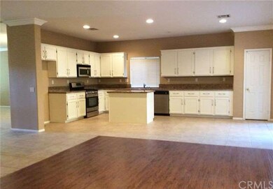 Upgraded kitchen with center island and granite co
