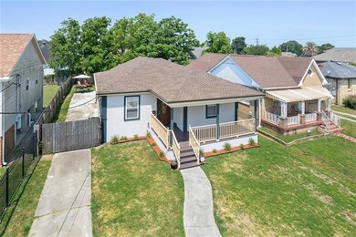 Front of house with Driveway that extends to the b