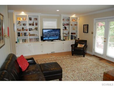 Family room: 21 x 144 Hardwood floor, crown moldin