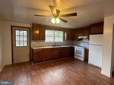 6 Grove St, McAdoo, PA 18237 - photo 3