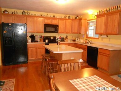 Kitchen Plenty of cabinet and counter space!