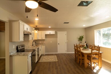 703 NE 10th St, Grants Pass, OR 97526 - photo 6