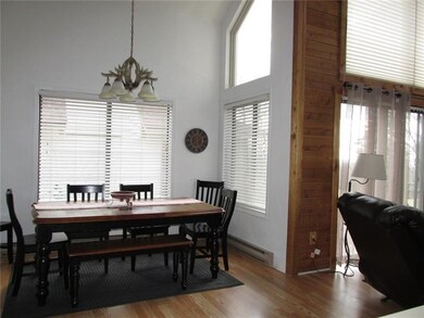 Here's the other side to the dining room. On the l