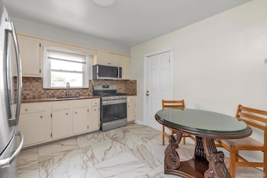 1039 Elizabeth St, Baldwin, NY 11510 - photo 7