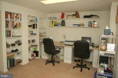 12703 Turberville Ct, Herndon, VA 20171 - photo 3