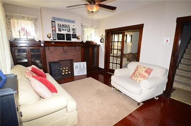 LIVING ROOM WITH DECORATIVE FIREPLACE, BUILT-IN BO