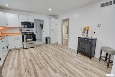 904 W Vandever St, Taylorville, IL 62568 - photo 2