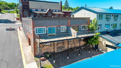 208 E Montezuma Ave, Houghton, MI 49931 - photo 3