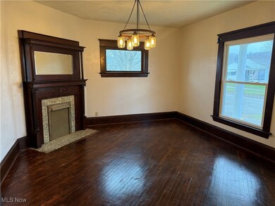 214 W 7th St, Uhrichsville, OH 44683 - photo 5