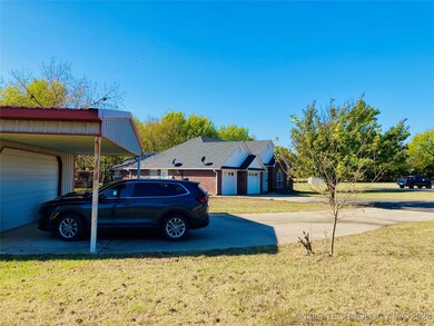 1107 S Thompson Ave, Cushing, OK 74023 - photo 5
